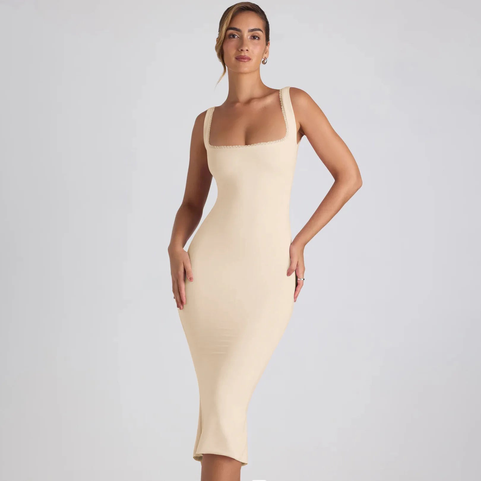 Vestido bodycon moderno e sexy com decote quadrado