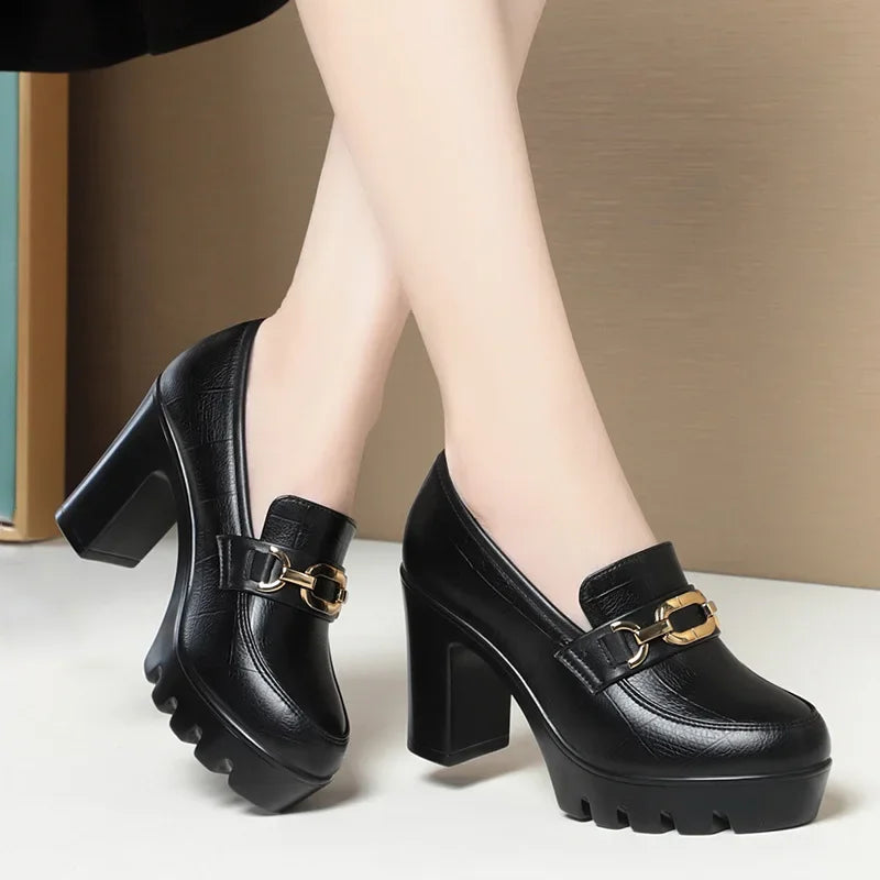 Sapato Feminino de Salto Alto Grosso em Couro Sintético – Conforto e Elegância para Trabalho
